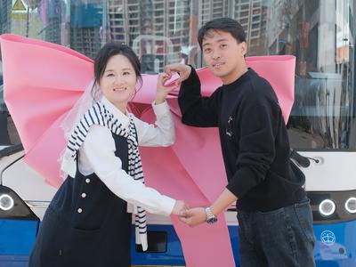 “爱在一起”!青岛17路公交车上演一场浪漫求婚……