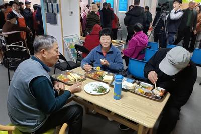 入住养老机构的经济困难失能老年人等可申请补助，两部门明确补助标准