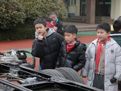 共话智创未来，青岛这所小学引领学生们感受中国汽车工业发展历程与科技魅力