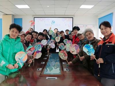 李沧巴士制作非遗漆扇，打造“清凉车厢”