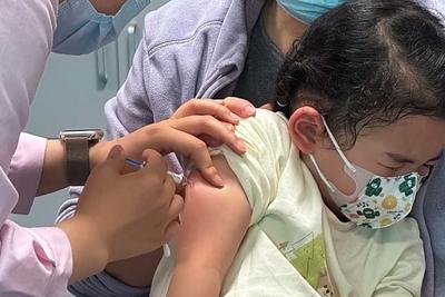 一声“不痛”听得眼泪下来了！4岁双胞胎捐髓救妈妈