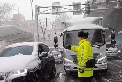 暴雪后首个工作日，济南市区道路基本恢复畅通