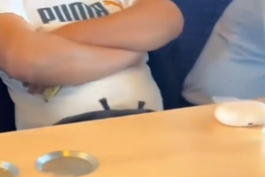 高铁上脱鞋放脚还打人！一男子被行拘