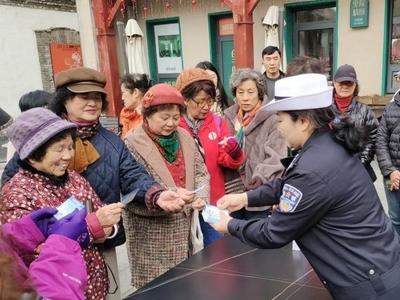 让斑马线成为城市文明刻度线，市南区广泛开展“礼让斑马线 文明你我他”活动