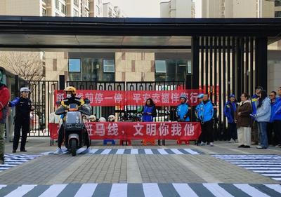 邀请外卖骑手模拟行人，感知礼让重要性！市北区举办“礼让斑马线”宣讲活动