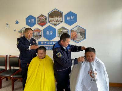 党员先锋践行雷锋精神！城阳巴士开展暖心义剪活动
