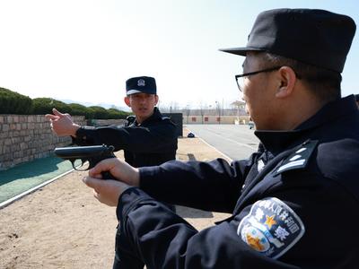 “射手就位、枪弹结合、开始射击…”青岛即墨公安开展春季练兵实弹射击训练