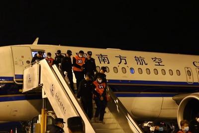 2255名缅甸妙瓦底地区的中国籍涉诈犯罪嫌疑人被我公安机关押解回国