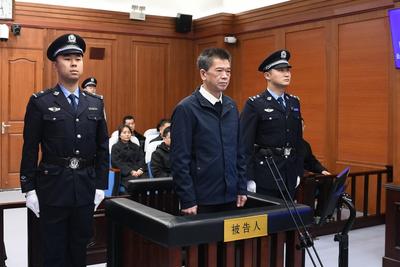 重庆市人大常委会原副主任郑洪一审获刑15年