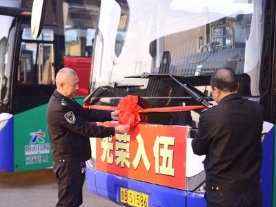 西海岸：11部大巴车护送近300名新兵奔赴军营