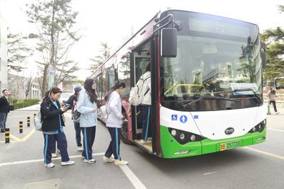 “周五放学不用‘大迁徙’啦！”青岛这条通学公交专线温暖学子回家路