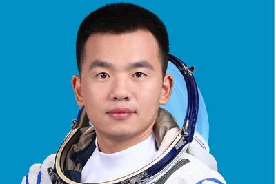 神舟十九号航天员宋令东安全顺利出舱，我国首位“90后”男航天员完成首飞之旅