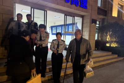 外地旅游大巴收费站出口抛锚，青岛“高速蓝”温暖守护满车“夕阳红”