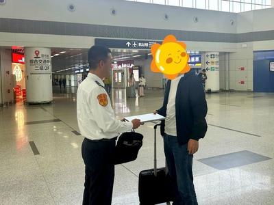 青岛好人驾驶私家车近50公里的飞驰，只为帮赶飞机的乘客送还遗失的笔记本电脑