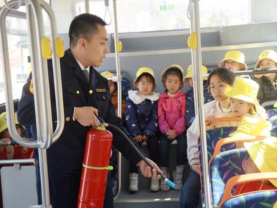 礼让斑马线，安全共“童”行！李沧巴士携手幼儿园共筑交通安全防线