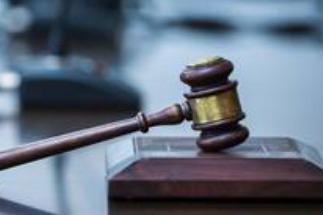 勾结物流人员偷试卷狂赚千万！10人团伙被判刑