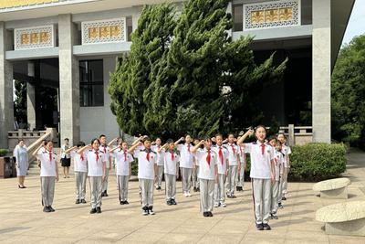 城阳区第二实验小学开展清明祭英烈活动