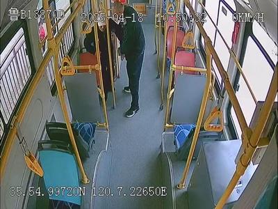 十米车厢传递城市温度！青岛公交司机暖心守护乘客无障碍出行路