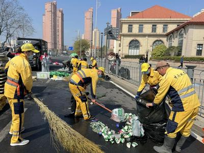 “洁护青马“！所有选手通过起点5分钟后启动清扫，补给点位解封后即刻垃圾转运