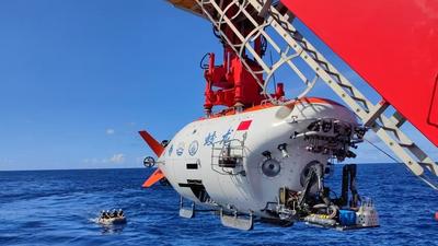  “蛟龙”号完成载人深潜共享航次首潜