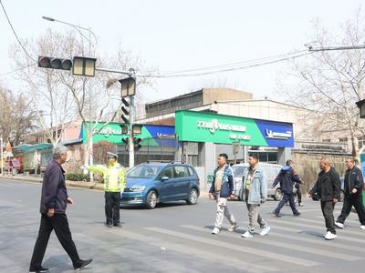 送你一朵“小红花”，市北交警与市北巴士联合开展交通安全宣传倡导活动