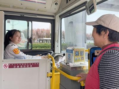 青岛一95后幼儿园女老师转行公交司机，勇气、热爱与敬业是她对事业的执着追求