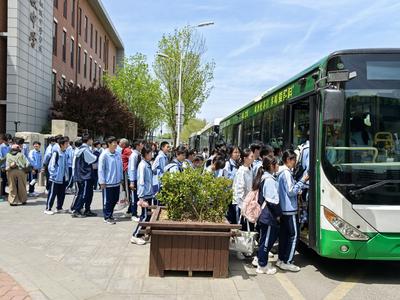 公交“定制专车”暖心护航，学子体育中考出行无忧