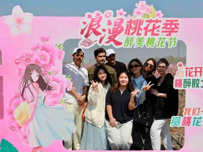 赏春正当时！外籍留学生邂逅胶州“最美桃园”