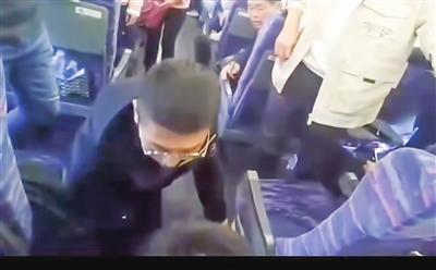 乘客暈厥 駐即軍人顯身手