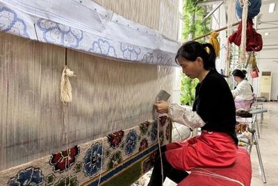 一张地毯最高卖到28万元 昔日黄河滩变成“幸福滩” | 行走黄河