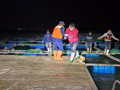 紧急！8名渔民被困养殖阀架，青岛海警执法员凌晨风浪中救援！