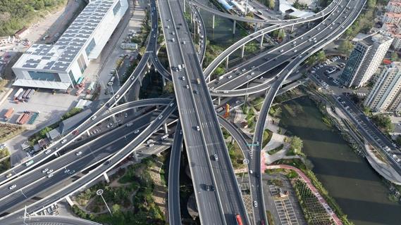 遛娃、健身再添好去处！青岛这处桥下空间“变身”休闲乐园