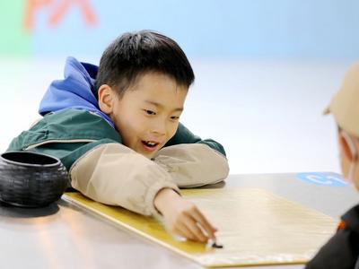 看少年“黑白”争锋！市北区400余名小棋手参与围棋比赛