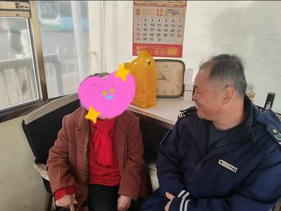 老人街头迷路，热心人伸援手