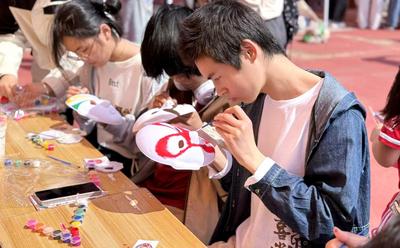 校园里沉浸式体验“非遗”魅力