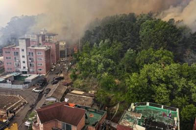 韩国大邱市山林火灾持续燃烧，上千人被疏散