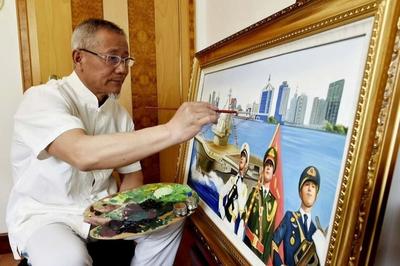 青岛草根艺术家向海军临沂舰捐赠油画