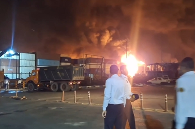 目击者描述伊朗港口爆炸瞬间：爆炸声巨大，黑烟滚滚