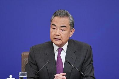 美国在全球范围挥舞关税大棒，王毅外长发出5连问