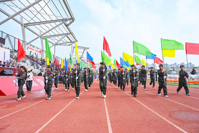 校园里举办军事体育运动会