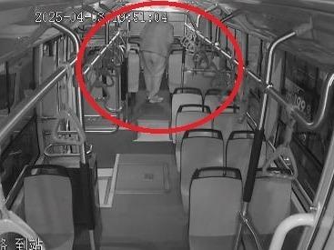 5小时寻“镜”记！青岛一翁婿情意礼物遗落车上，公交人暖心还至家门口