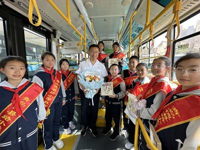 德县路小学学生对话公交劳模，感悟工匠精神