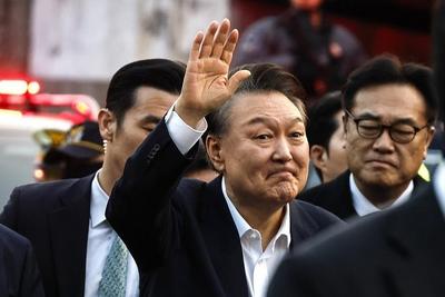 尹锡悦涉嫌发动内乱案首次庭审，尹锡悦全盘否认