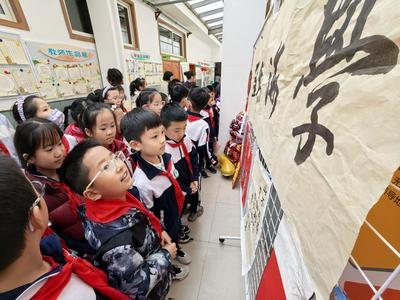 四代同堂齐参与，共创百幅书画作品
