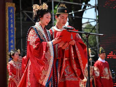 集体婚礼上演“中式”浪漫