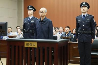 受贿、故意泄露国家秘密！钟自然一审被判13年