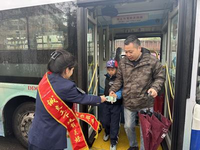 从社区到大学，市民和樱花的约会，青岛“樱花专列”来成全！
