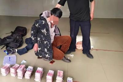 网逃男子携带70多万元现金“隐居”山洞，白天睡觉晚上才敢上街购物