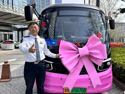 公交变婚车浪漫“囍”全城！“我爱青岛”主题巴士成结婚新风尚