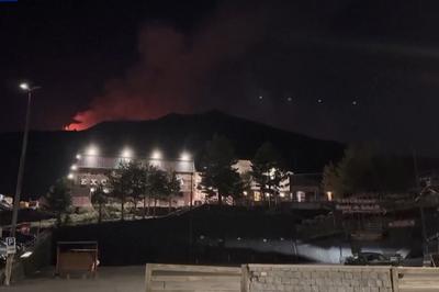 意大利埃特纳火山喷发，火山灰降落在附近城镇